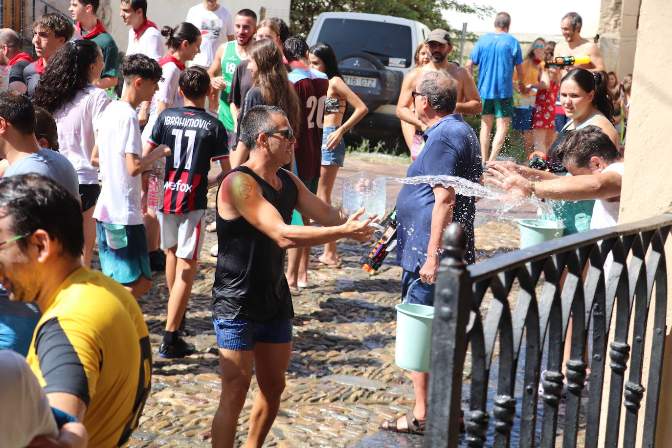 Las imágenes de la batalla de agua de Munilla