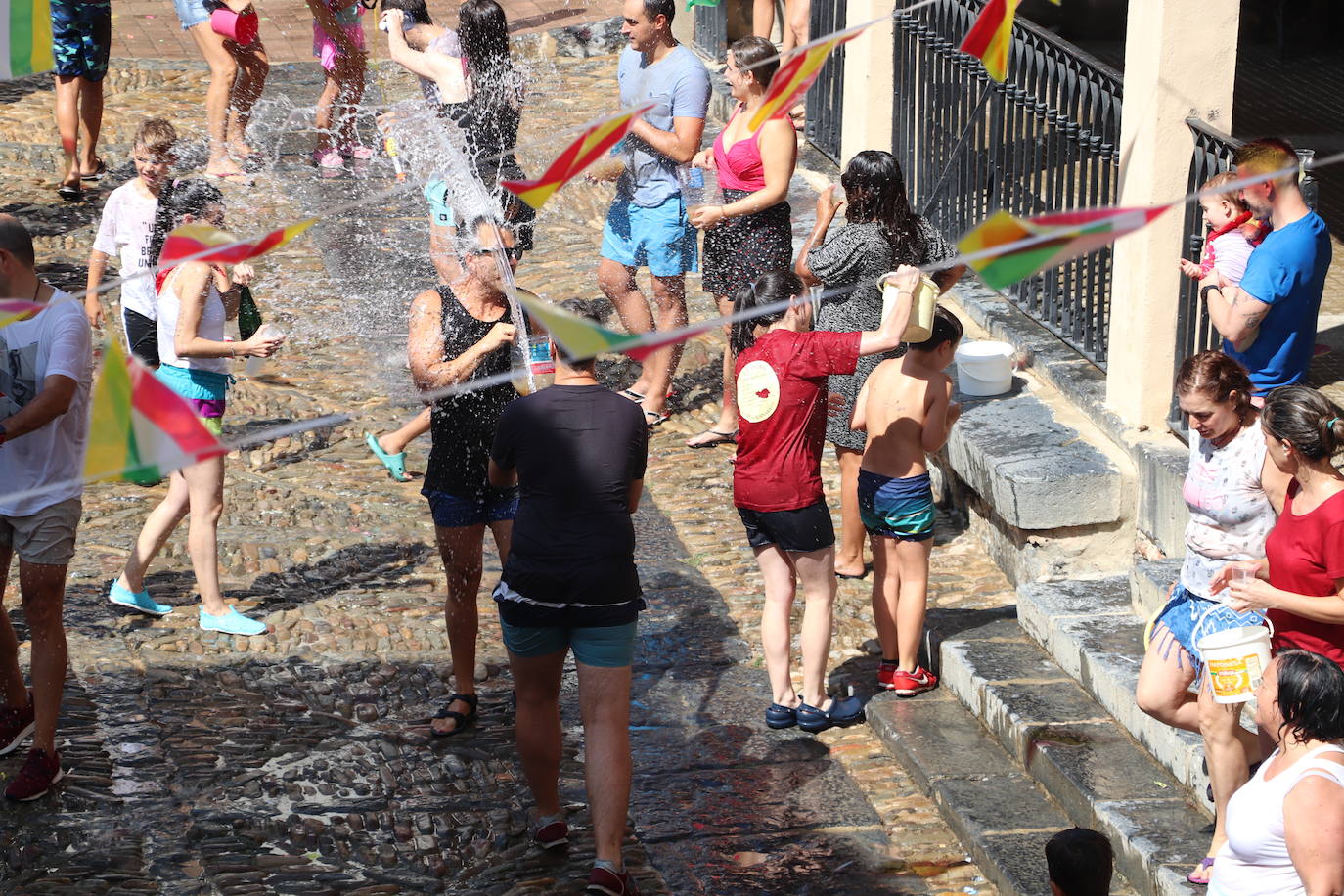 Las imágenes de la batalla de agua de Munilla