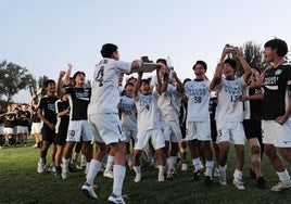 El equipo japonés Tokushima Vortis levantando el trofeo del Torneo Ciudad de Logroño ayer en La Isla