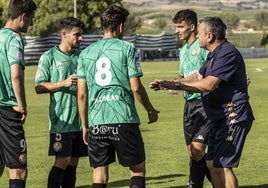 Pouso da instrucciones a sus jugadores durante un amistoso.