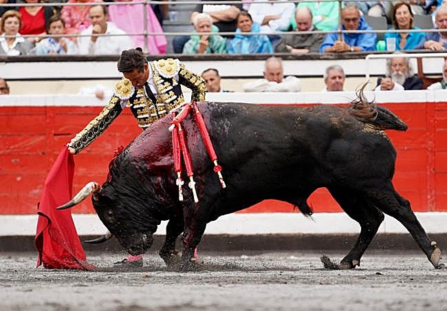 Derechazo de Diego Urdiales en su primero, un sobrero del hierro de Valdefresno.
