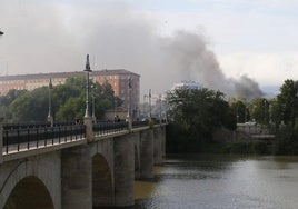 Un incendio en el Camino Viejo de Oyón provoca una gran humareda en diversas zonas de Logroño