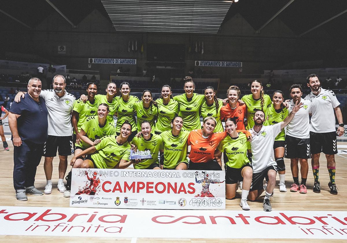 Foto de familia de las vencedoras del Torneo Cantabria Infinita.