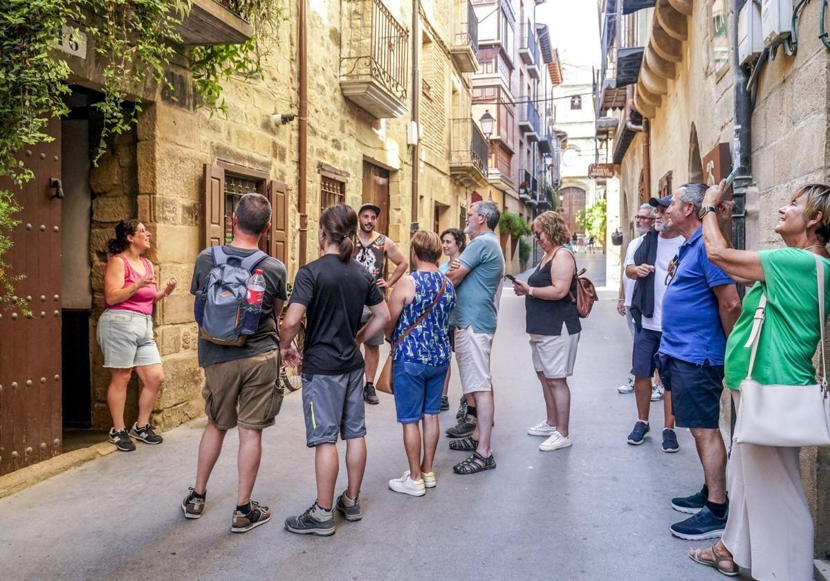 El balance positivo que deja el turismo en una población de 1.555 habitantes tiene su revés, ya que parte de los residentes de Laguardia se mudan a otros puntos de Álava.