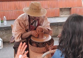 Taller de alfarería, que atrajo a muchos niños.