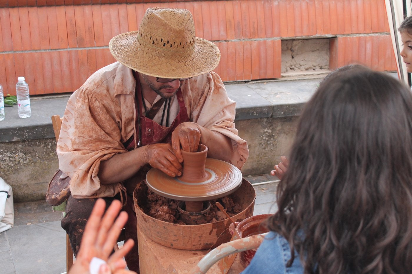 Taller de alfarería, que atrajo a muchos niños.