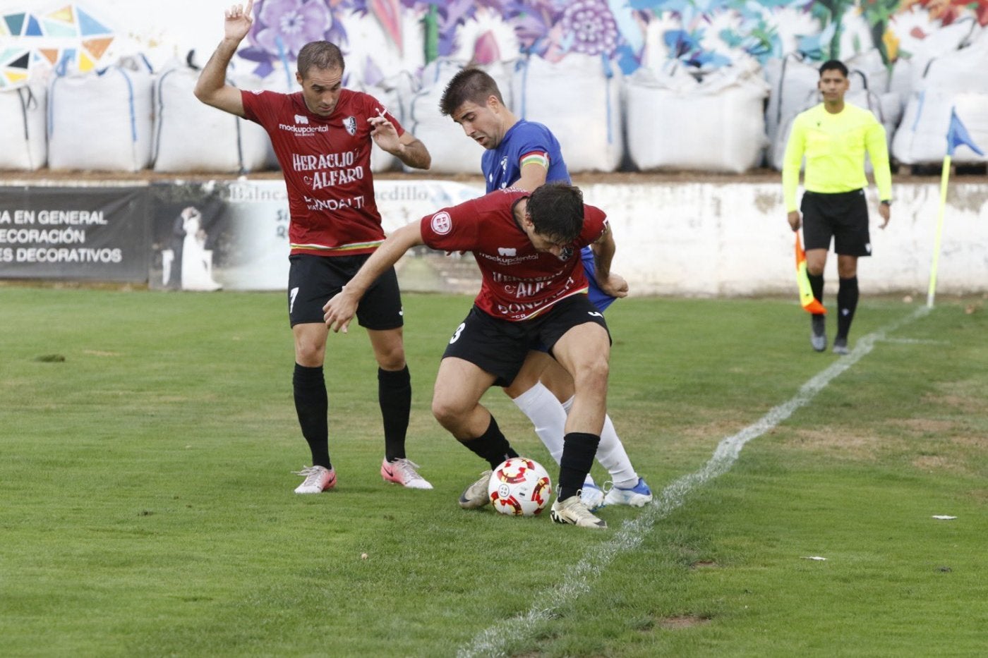 Dos jugadores del Arnedo y el Alfaro pugnan por el balón.