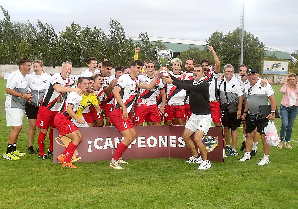 Los jugadores del Varea festejan su triunfo en la Copa Federación, en su fase autonómica.