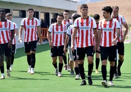 UD Logroñés. Los jugadores regresan al césped tra su paso por vestuarios en su partido contra el Real Unión.