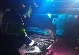 Bomberos de Lodosa atienden al accidente en San Adrián.