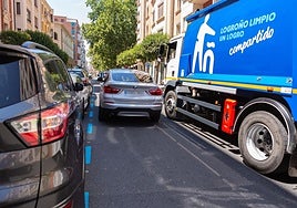 Un camión del servicio de recogida de basuras, en el centro de Logroño.