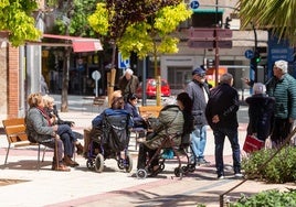 Personas mayores conversan sentadas al sol en un plazoleta de la capital riojana.