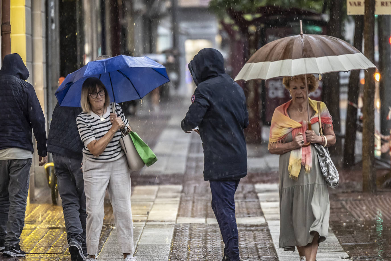 Una fuerte tormenta descarga sobre Logroño