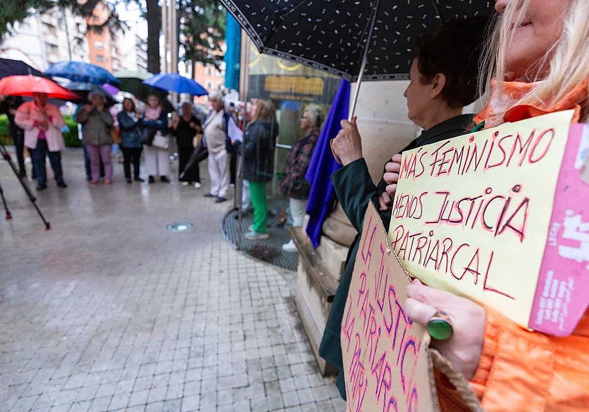 Concentración en repulsa a la agresión sexual cometida a una joven en Albelda.