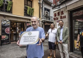 Eduardo San José, con la placa homenaje de sus compañeros de la Asociación de Hosteleros Laurel