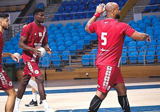 Túz, Modi y Rivero, durante el calentamiento en Santander.