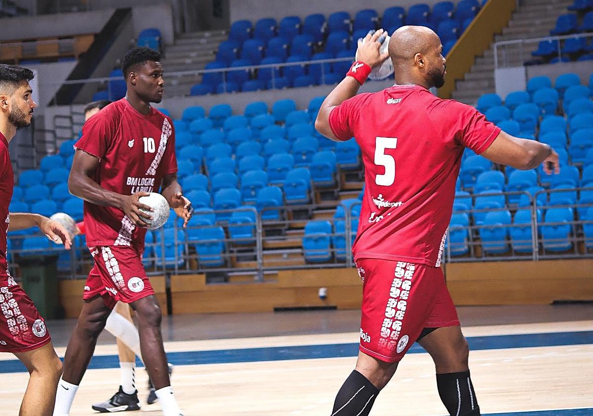 Túz, Modi y Rivero, durante el calentamiento en Santander.