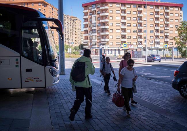 Paso de peatones ante la salida de un autobús