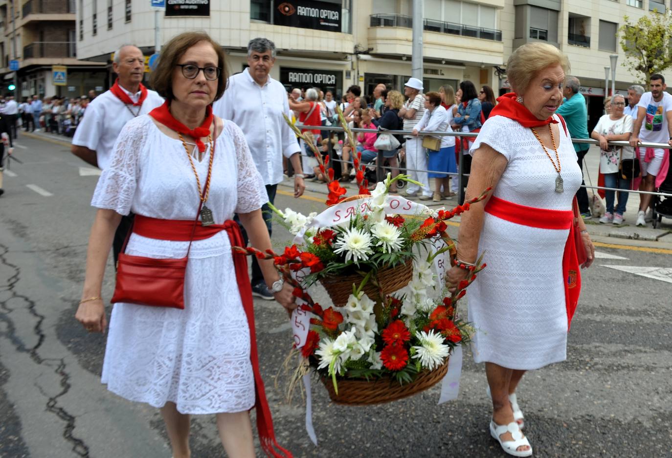 Las imágenes de la ofrenda de flores a los patronos en Calahorra