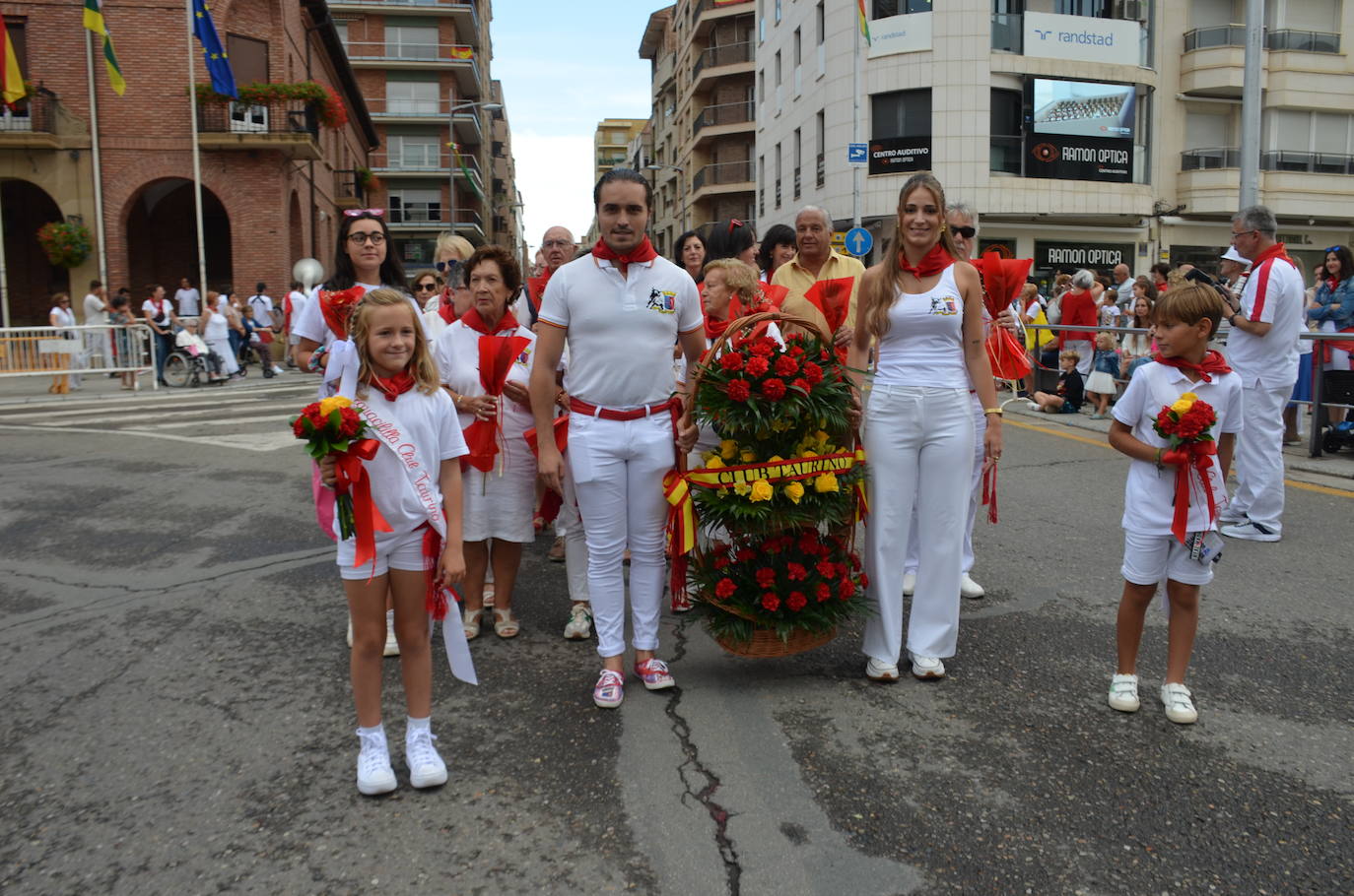 Las imágenes de la ofrenda de flores a los patronos en Calahorra