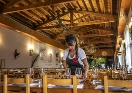 Las hermanas Castelar (Rakel y Dori) manejan el asador y su tradicional horno de leña en el que elaboran cordero.