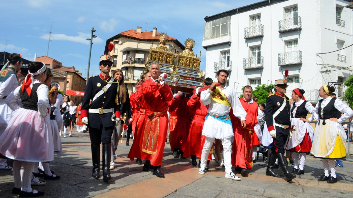 La familia Vicuña y el rey de La Moza llevan a hombros a los santos a su llegada a la plaza del Raso.