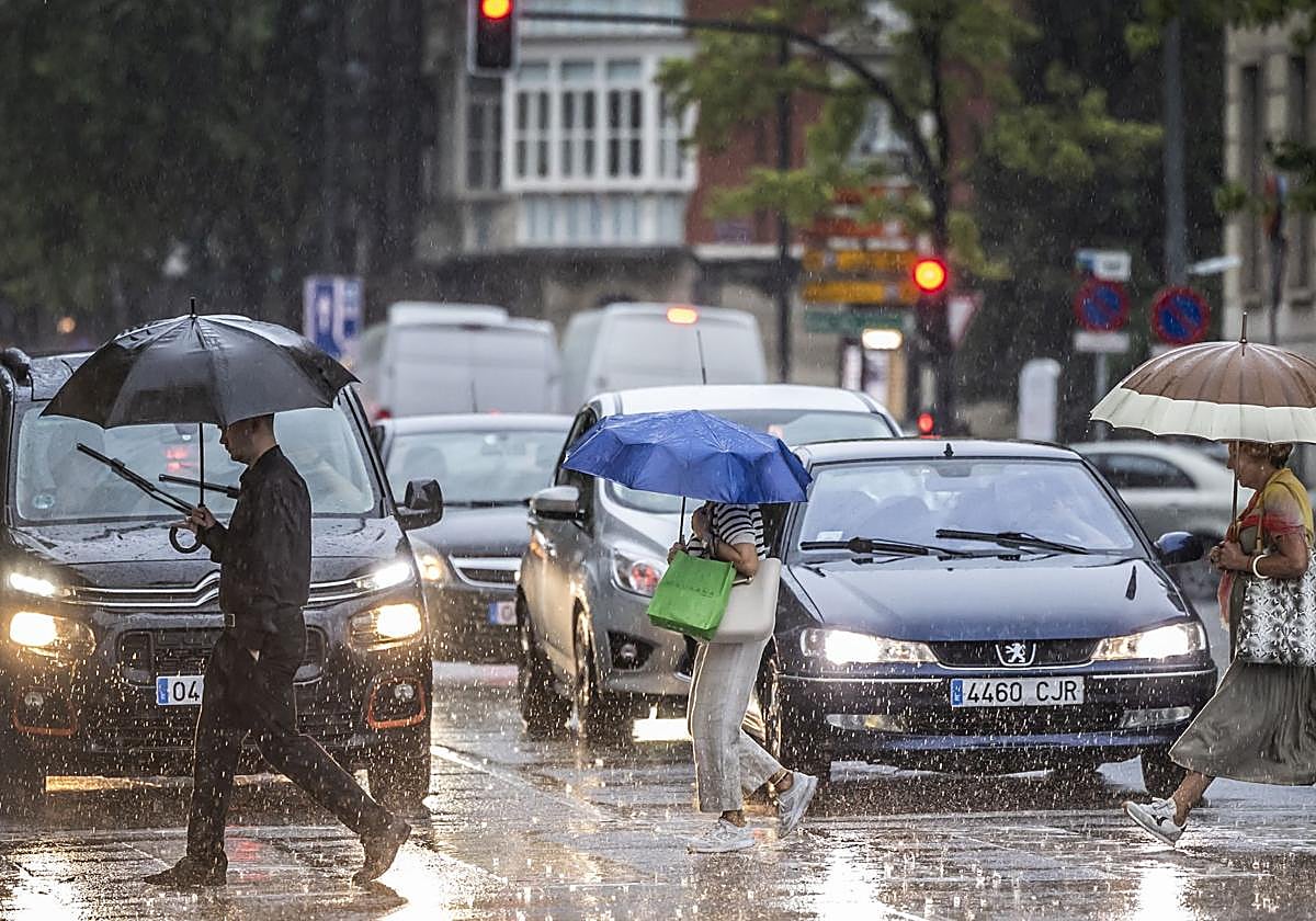 Varias personas se protegen de la lluvia con paraguas el pasado jueves en Logroño.