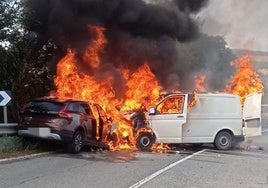 Tres heridos en un accidente por colisión frontal de dos vehículos en Viana