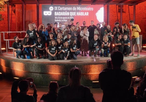 Foto de familia de las compañías teatrales y los organizadores del festival, que entregó sus premios el sábado a medianoche.