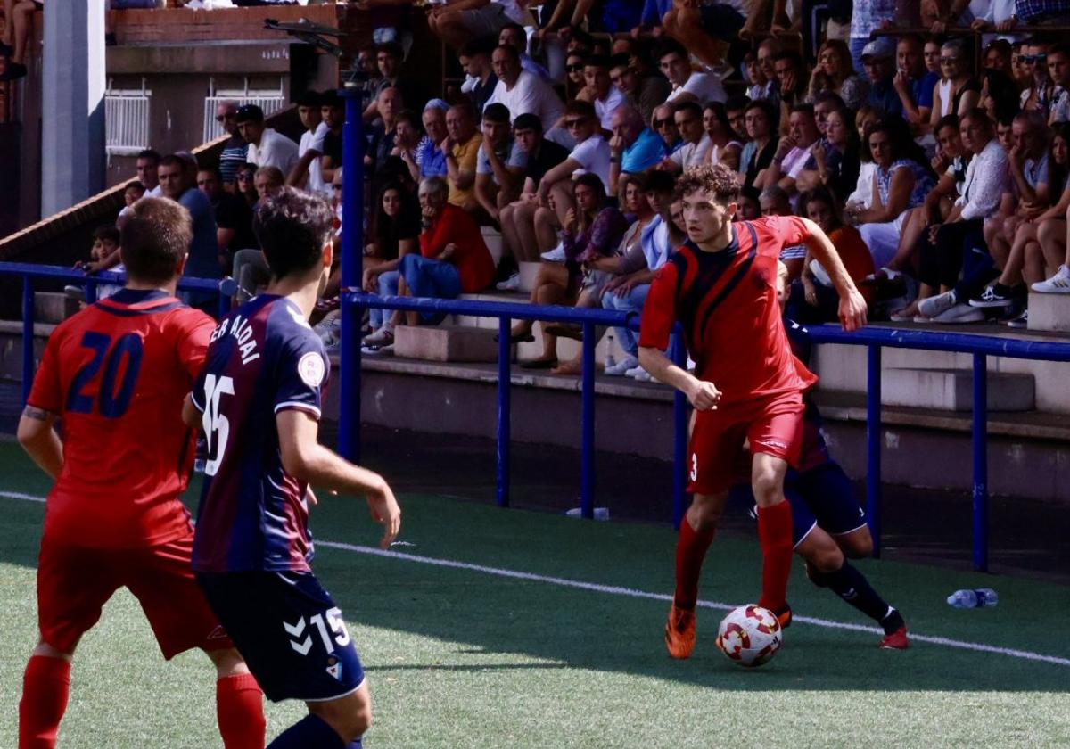 Pedro González avanza con el balón en el partido de este domingo ante el Eibar B.