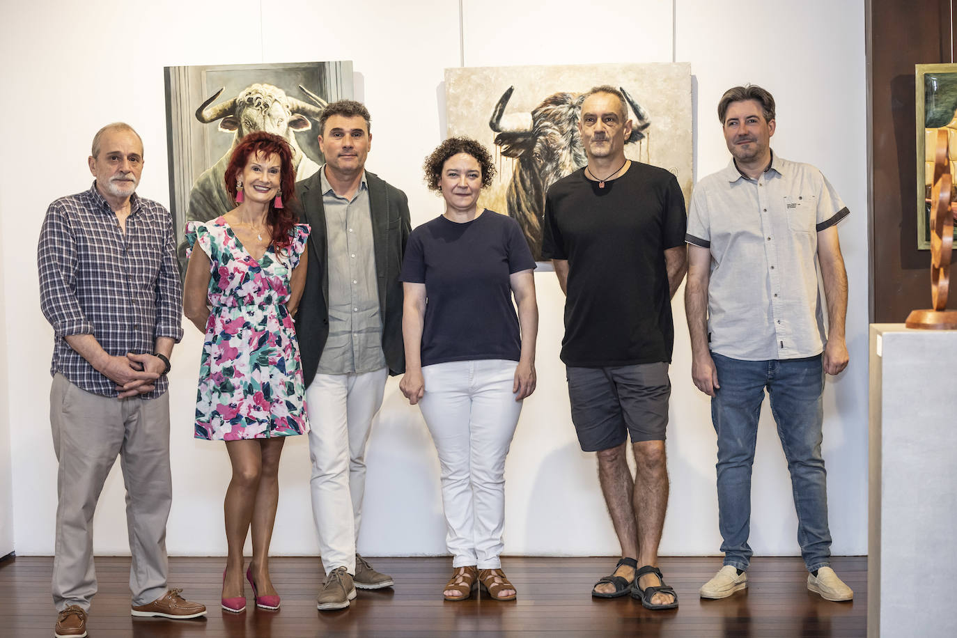 Organizadores y algunos de los artistas participantes en la exposición 'Laberinto'.