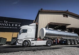Camión cistera de vino en la destiladora de Cenicero