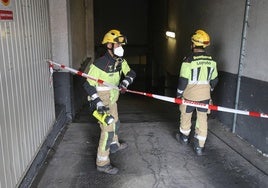 Los bomberos acceden al garaje donde ha ocurrido el incendio.