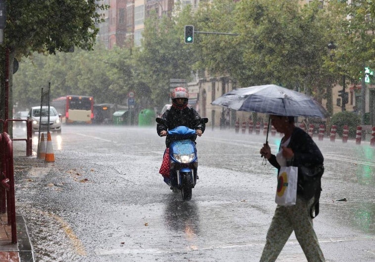 Un instante de la tormenta en Logroño este lunes por la tarde.