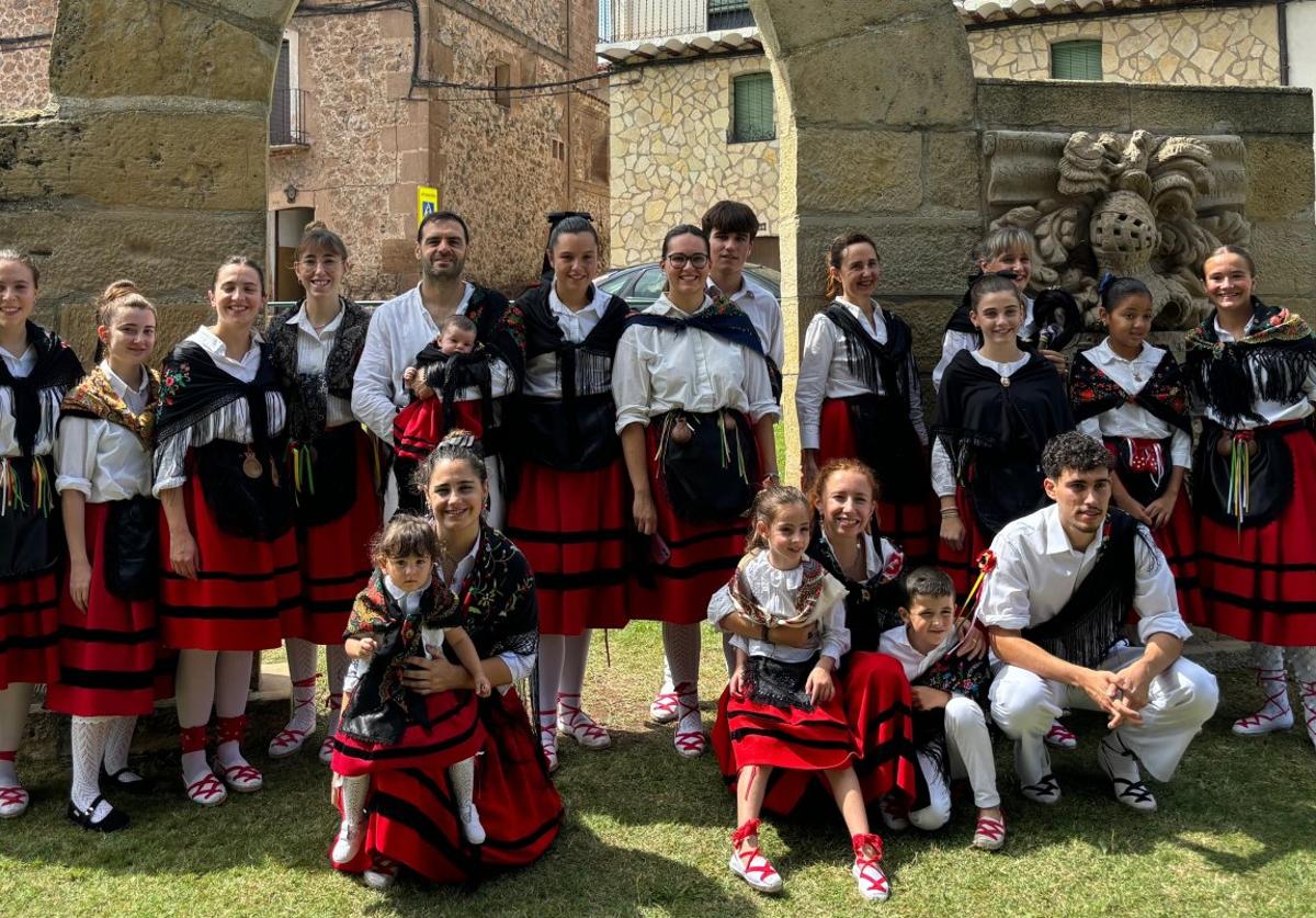 Los danzadores de Bobadilla posan en el arco del municipio.