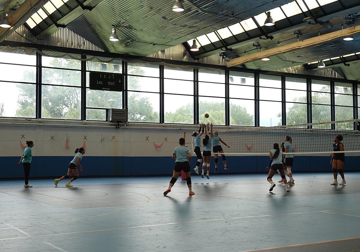Las jugadoras del Ocisa entrenando ayer en El Ferial.