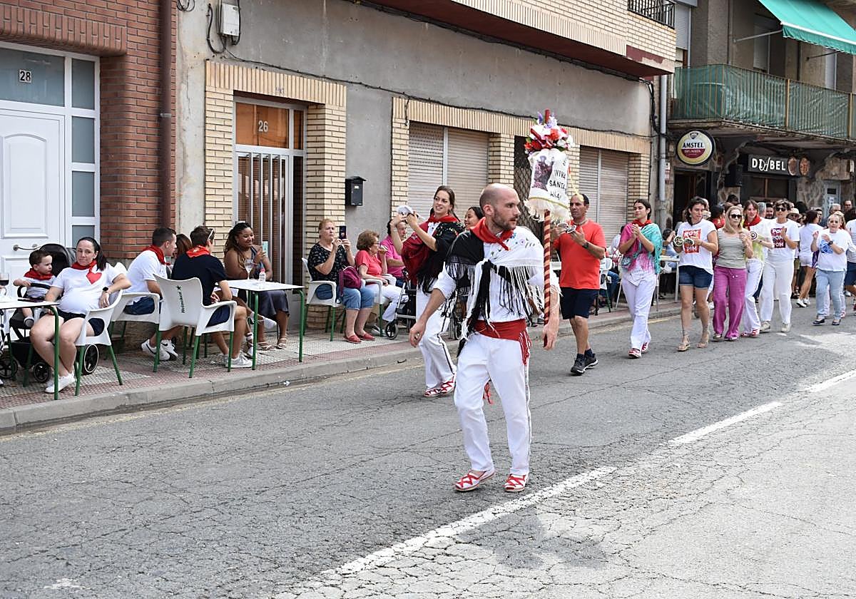 Baile de la Gaita por parte del grupo de la cofradía (izquierda) y la gaita mixta (derecha).