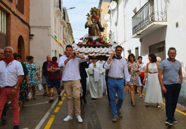 La imagen de San Antonio, por las calles del municipio, en la procesión de este martes.