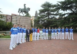 Los jugadores participantes de la Feria de San Mateo posan en El Espolón.