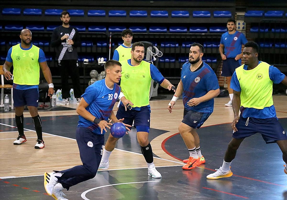 Andrej Pergel avanza con el balón en un entrenamiento del Ciudad de Logroño.