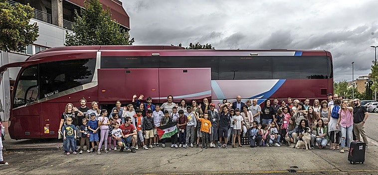 Familias, niños saharuis, monitores... Todo estaba ya dispuesto para el inicio del viaje de vuelta.