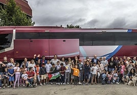 Familias, niños saharuis, monitores... Todo estaba ya dispuesto para el inicio del viaje de vuelta.