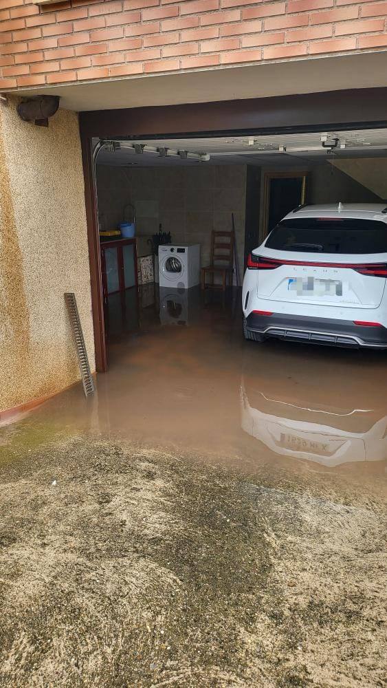 Imagen secundaria 1 - Chalé inundado en Nájera y calle Samaniego.