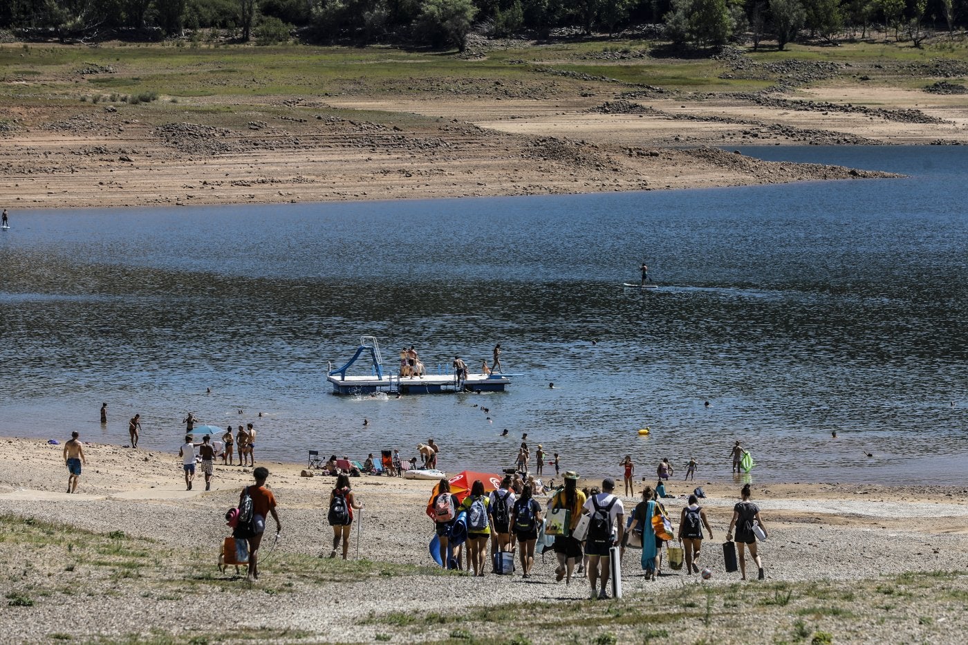 Bañistas en el Club Náutico El Rasillo durante el verano de 2023.