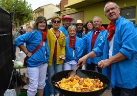 Una de las cuadrillas que preparó su rancho para el concurso en la calle.