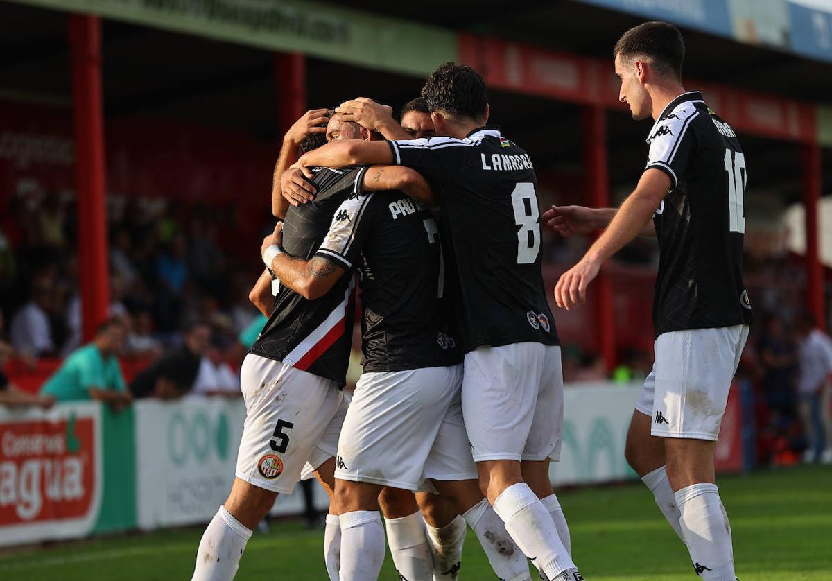 Los jugadores de la SDL se funden en un abrazo tras un gol.