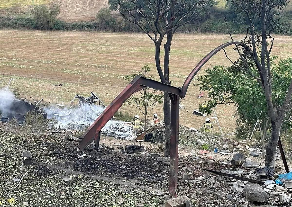Imagen secundaria 1 - Explosión en una pirotecnia a 15 kilómetros de Haro: «Parecía que se nos caía el edificio»