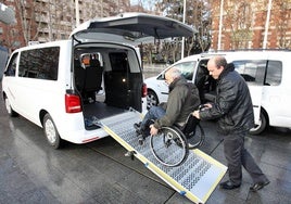 Taxis adaptados, como las licencias que ahora se licitan, en una imagen de archivo de 2013.