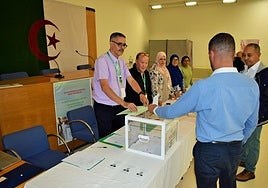 Votación. El Ayuntamiento de Logroño ejerce de colegio electoral para Argelia.