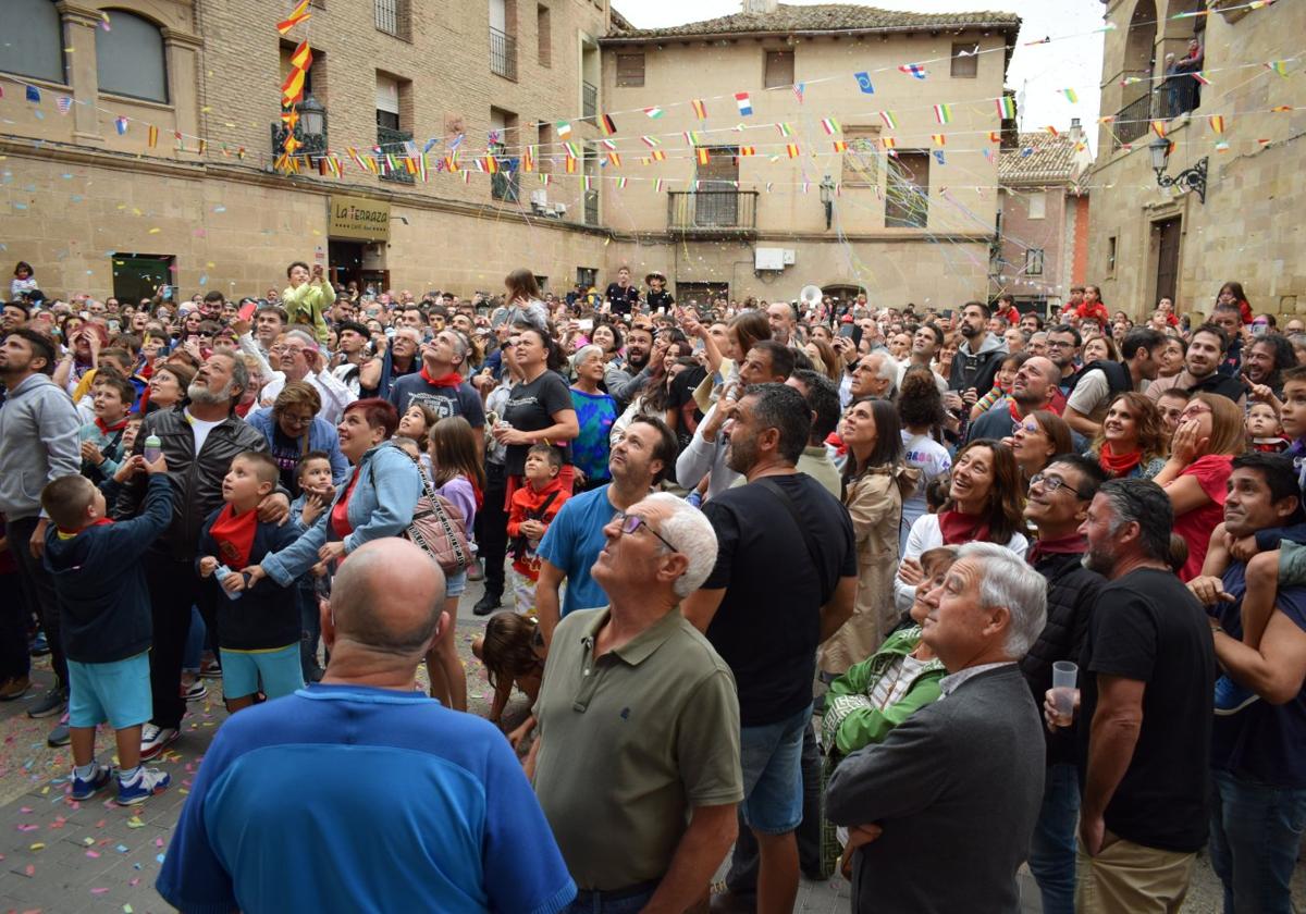 Los vecinos de Alberite festejan la bajada del cubachón y el inicio de las fiestas de la Virgen de la Antigua.